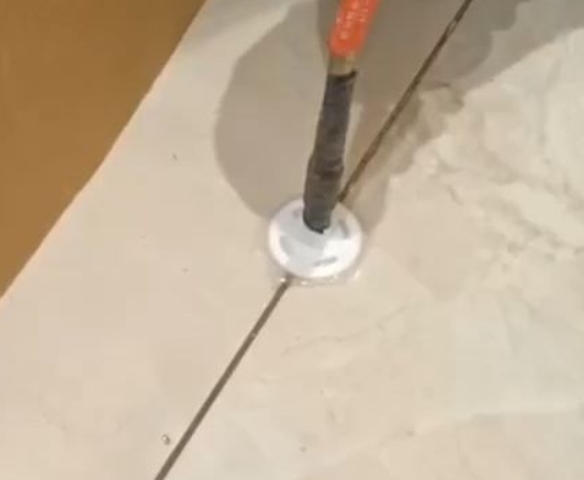 寿宁瓷砖空鼓维修公司专业解答瓷砖在铺贴过程中，如果没有涂抹均匀到位的粘结材料（如水泥砂浆或瓷砖胶），可能会导致以下问题
